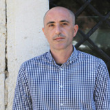 Portret muškarca ispred kamene zgrade