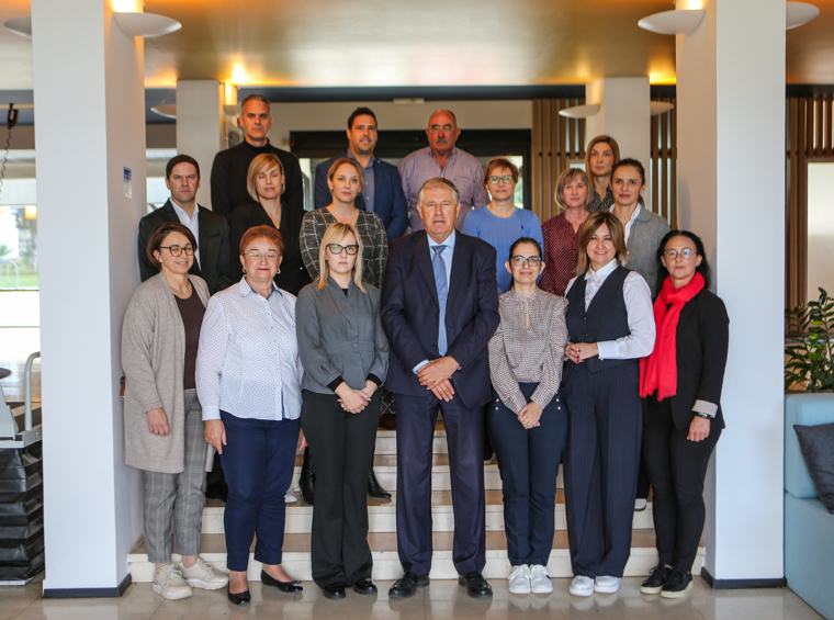 Grupna fotografija zaposlenika snimljena u interijeru hotela