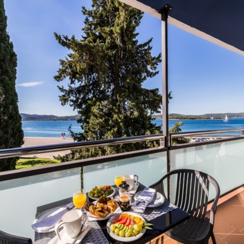 Balkon mit serviertem Frühstück und Meerblick