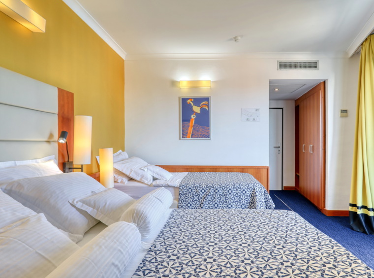 Hotelska soba s dva kreveta i pogledom prema ulazu