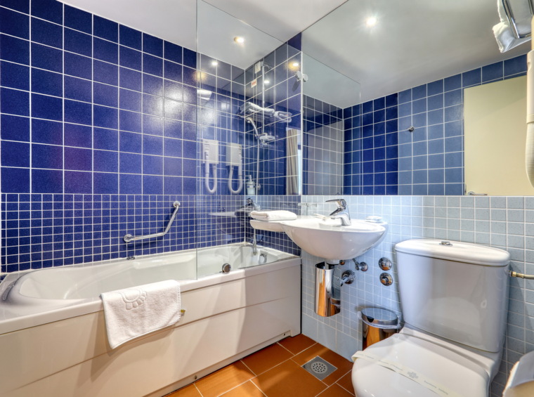 Hotelska kupaonica s kadom, umivaonikom i WC-om