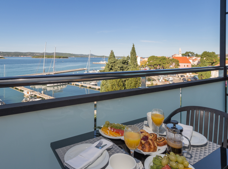 Colazione servita sul balcone con vista mare