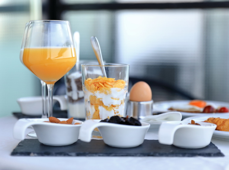 Colazione servita su un tavolo in una camera d’albergo