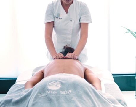 Wellness-Massagebehandlung in einem ruhigen, hellen Raum