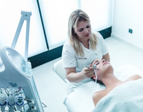 Eine Frau erhält eine Gesichtsbehandlung in einem Wellnesszentrum