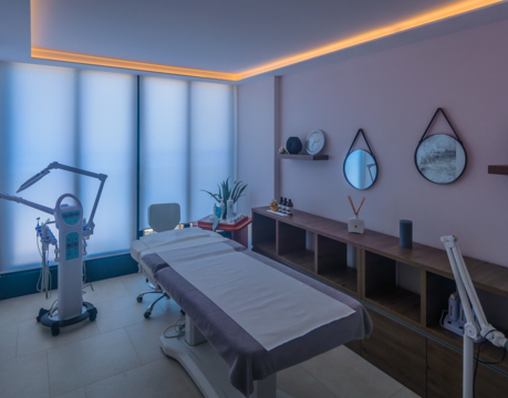 Innenraum eines Wellnessraums mit Massageliege und Ausstattung