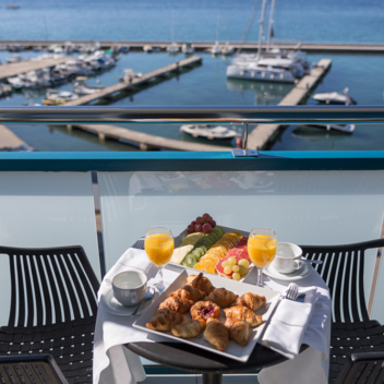 Colazione servita sul balcone con vista sul porto