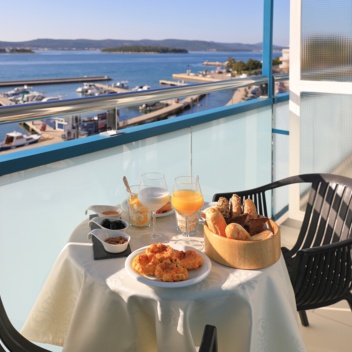 Frühstück auf dem Balkon mit Blick auf den Yachthafen