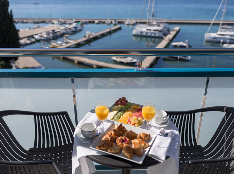 Colazione servita sul balcone con vista sul porto