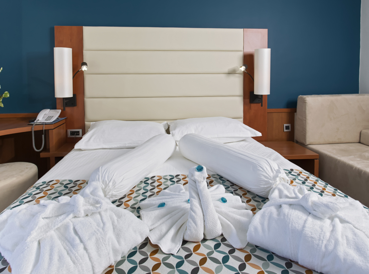 Letto matrimoniale con asciugamani decorativi