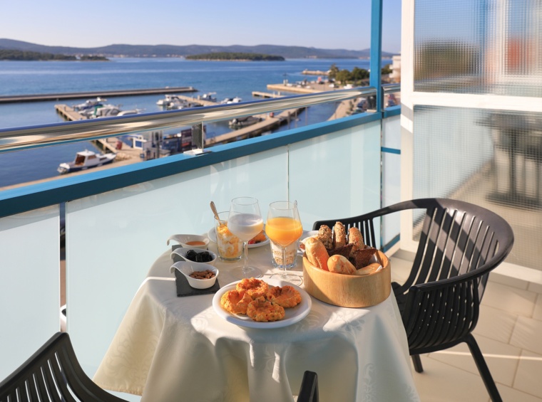 Colazione servita sul balcone con vista sul porto turistico