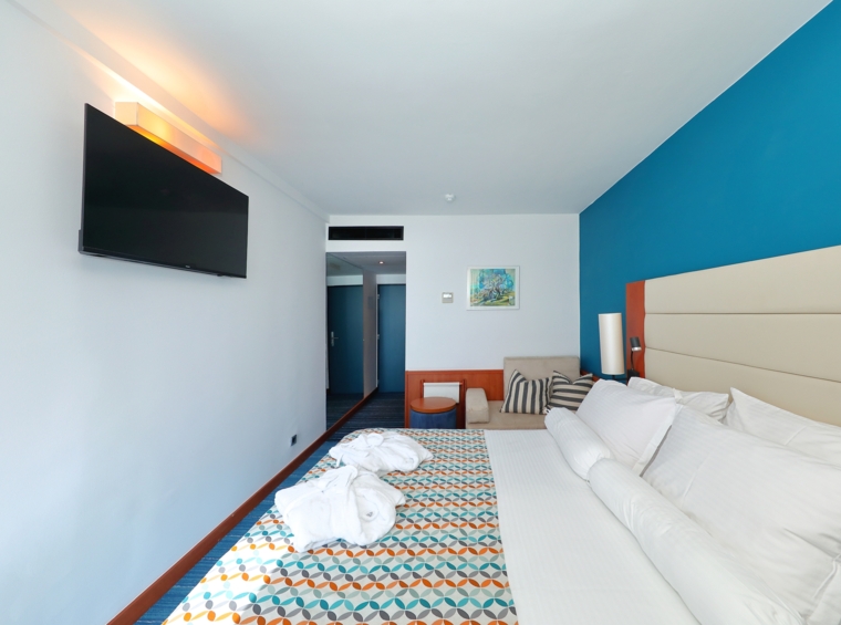 Camera d’albergo con letto matrimoniale e televisione