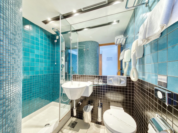 Bagno d’albergo con doccia, lavabo e WC
