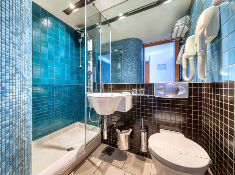 Hotelbad mit Dusche, Waschbecken und Toilette