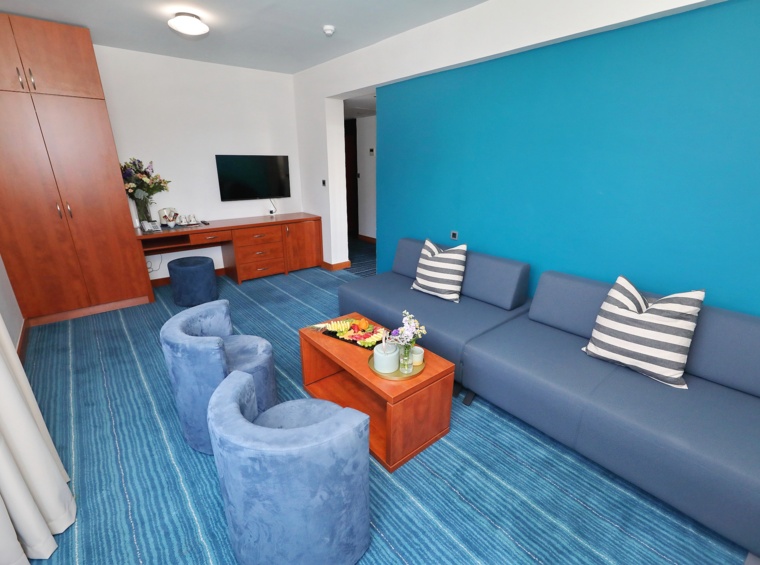 Spacious living area with a large sofa and a cosy atmosphere for relaxation
