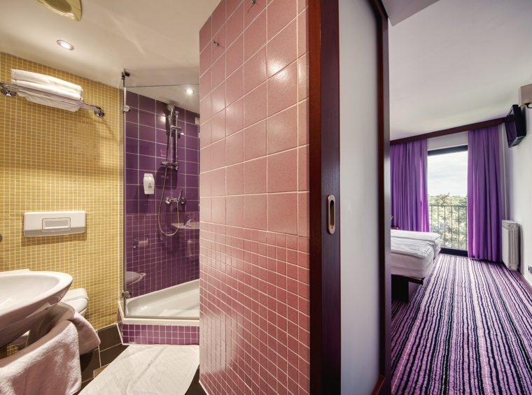 Kupaonica s mozaik pločicama u žutim i ljubičastim tonovima