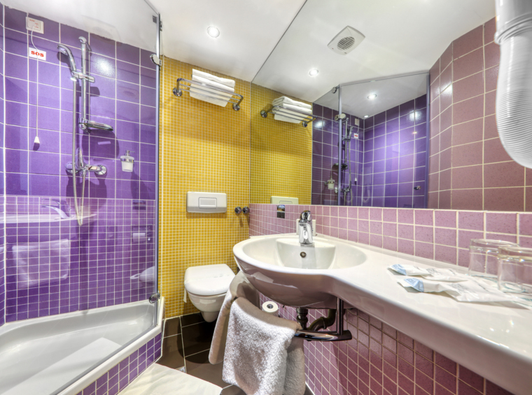 Prostrana hotelska kupaonica s kadom i modernim umivaonikom