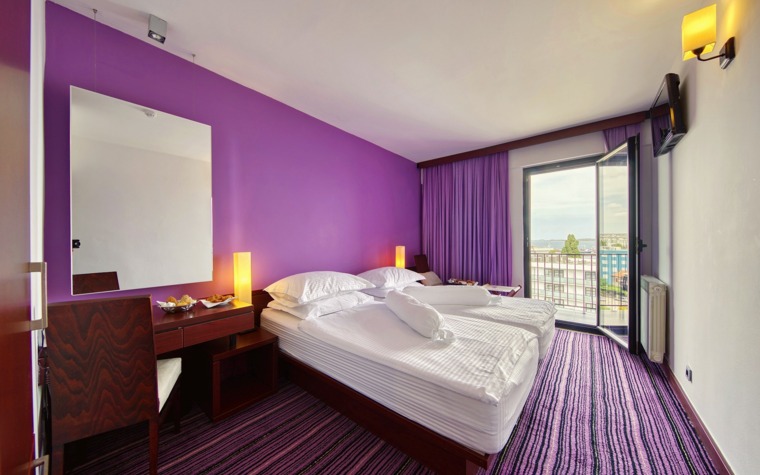 Hotelska soba s balkonom i pogledom na more