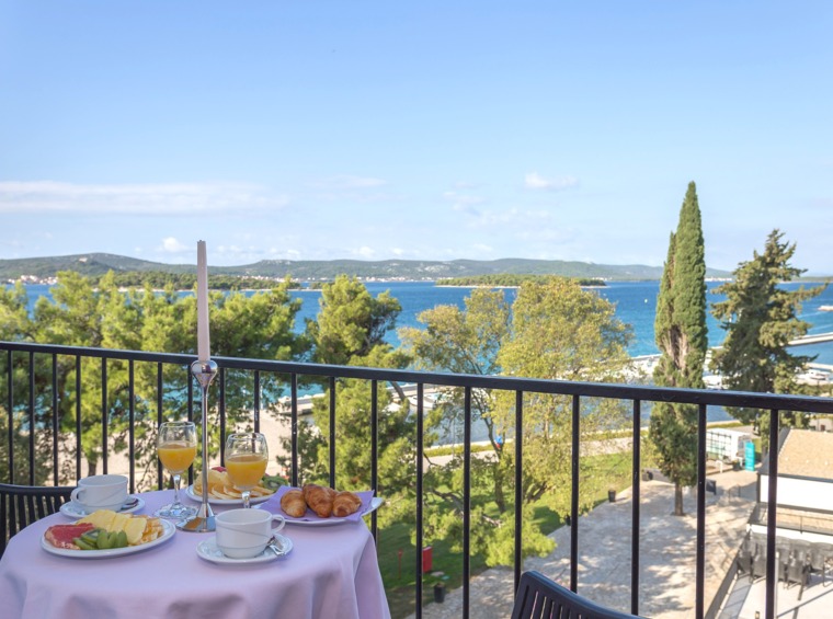 Frühstück auf dem Hotelbalkon mit Meerblick