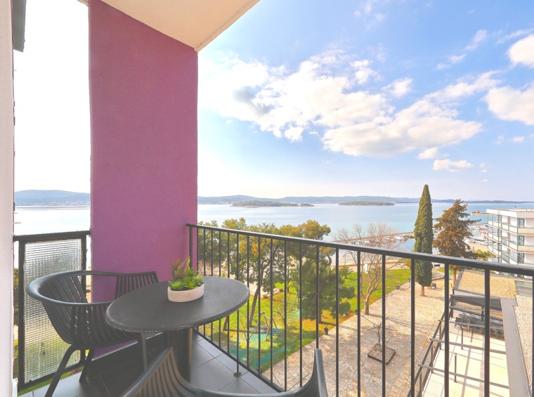 Kleiner Hotelbalkon mit Blick auf Küste und Meer