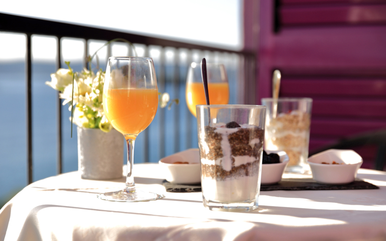desert i piće posluženi na balkonu s pogledom na more