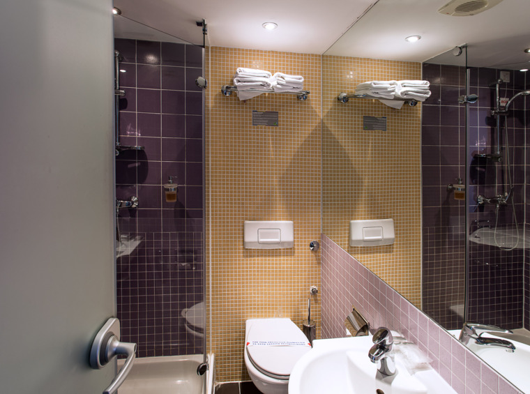 bagno moderno di hotel con doccia e specchio