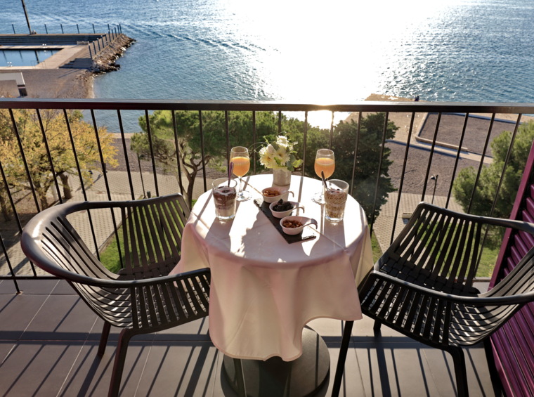 colazione romantica sul balcone dell’hotel con vista mare