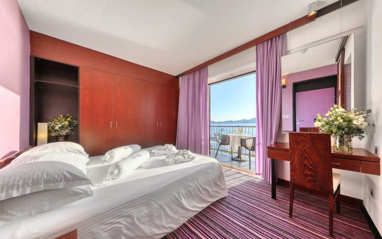hotelska soba s bračnim krevetom i balkonom s pogledom na more