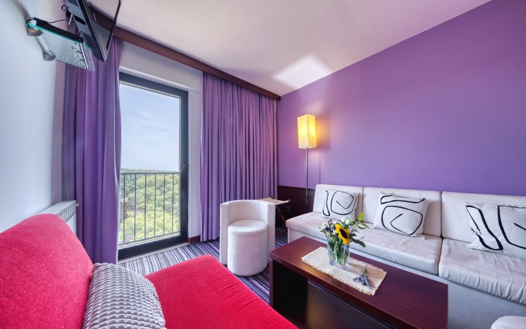 dnevni boravak hotelskog apartmana s balkonom