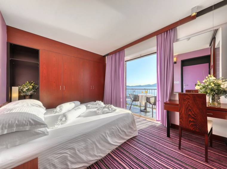hotelska soba s bračnim krevetom i balkonom s pogledom na more