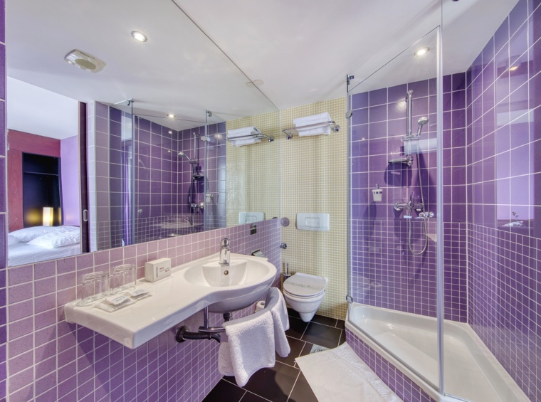 moderna hotelska kupaonica s tušem i umivaonikom