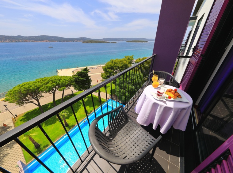 doručak na balkonu s pogledom na more i bazen