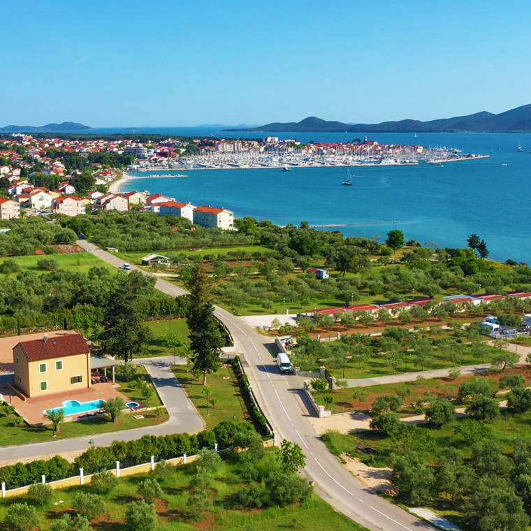 luftaufnahme von küste, meer und villa mit pool