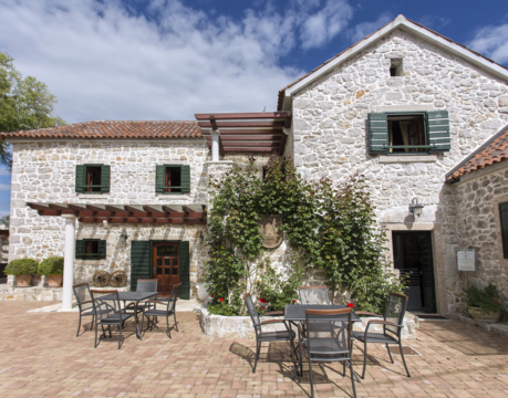 kamnito dvorišče vile s teraso in sedežnim prostorom