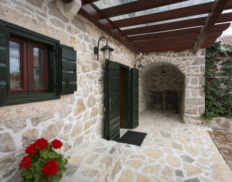 kamniti vhod v hišo s pokrito teraso