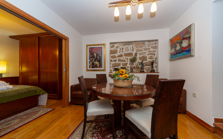 dining room with round table in an apartment