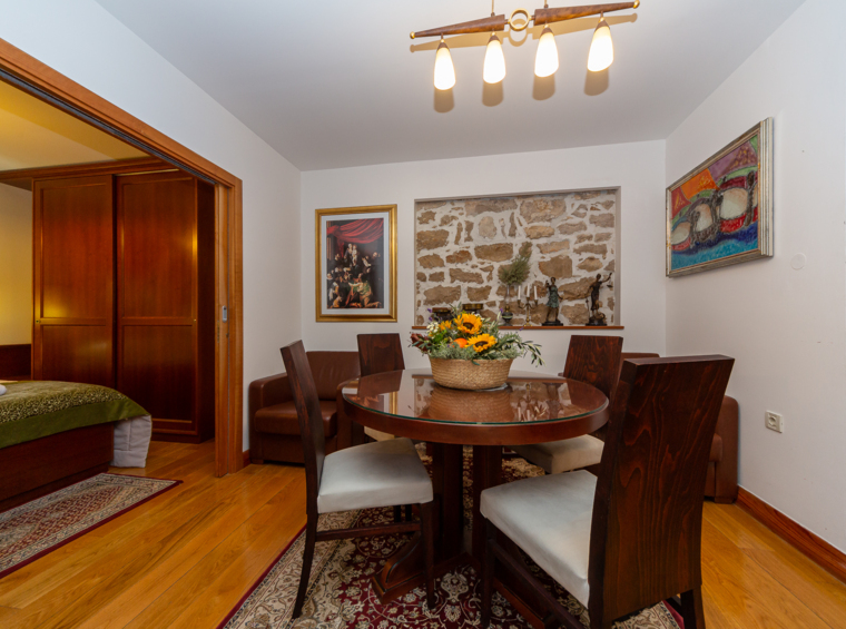 dining room with round table in an apartment