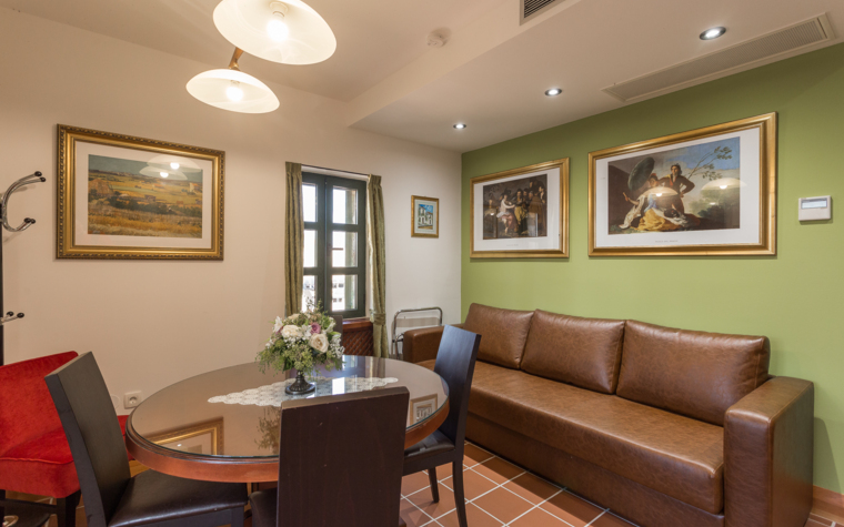 wohnzimmer des apartments mit esstisch und sofa