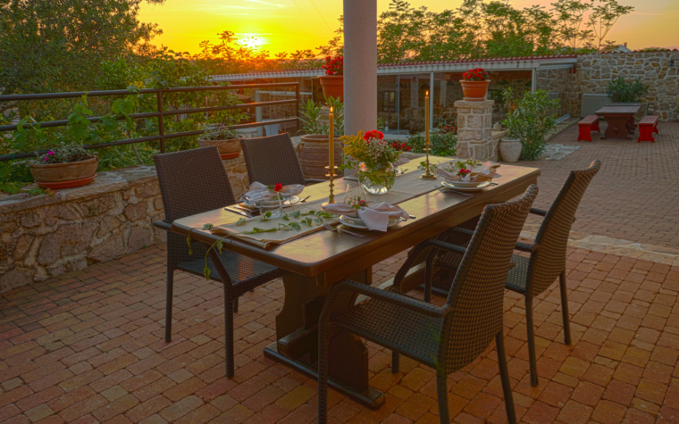 terrasse mit esstisch im freien in abendstimmung
