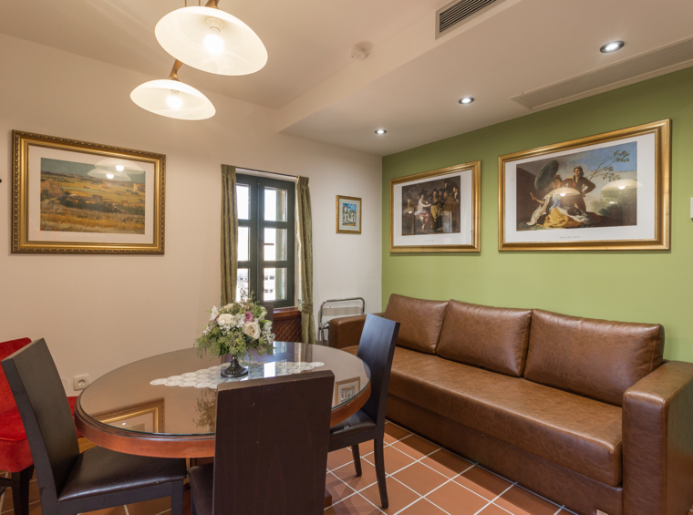 wohnzimmer des apartments mit esstisch und sofa