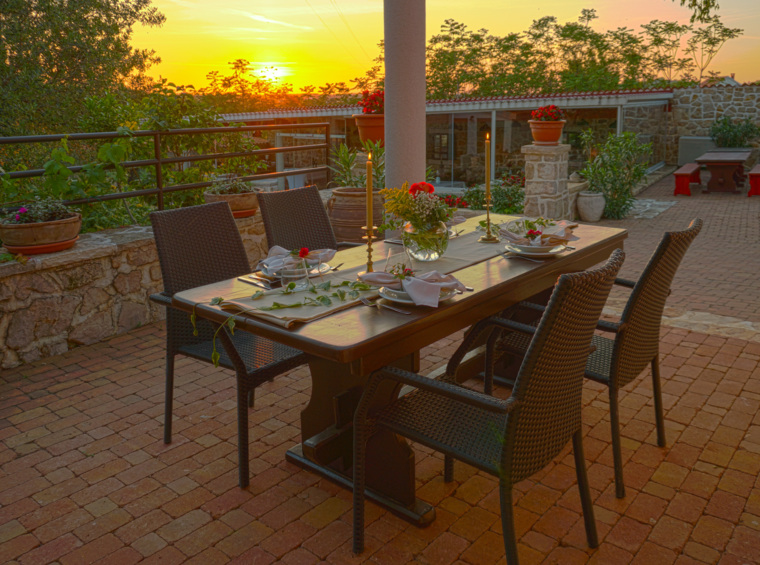 terrasse mit esstisch im freien in abendstimmung