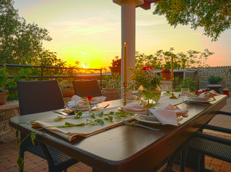 esstisch im freien bei sonnenuntergang