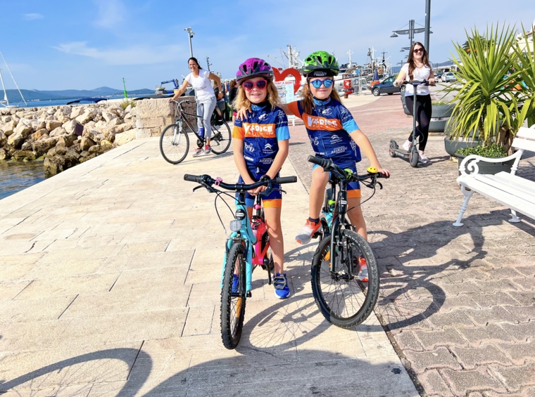 kinder auf fahrrädern auf der uferpromenade