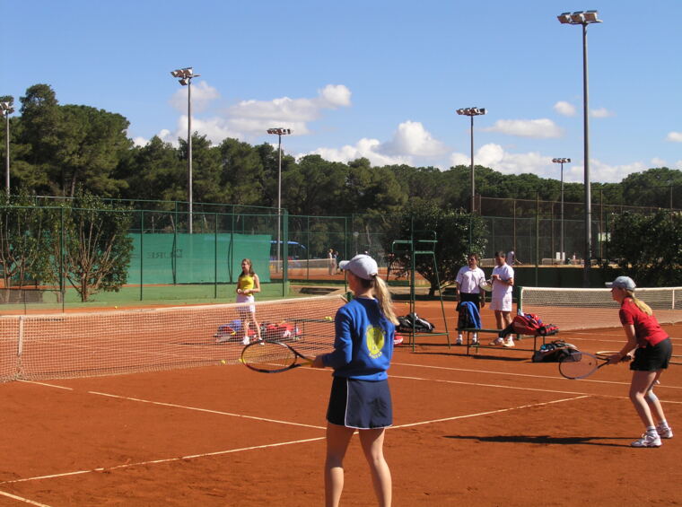 otroški teniški trening na igrišču