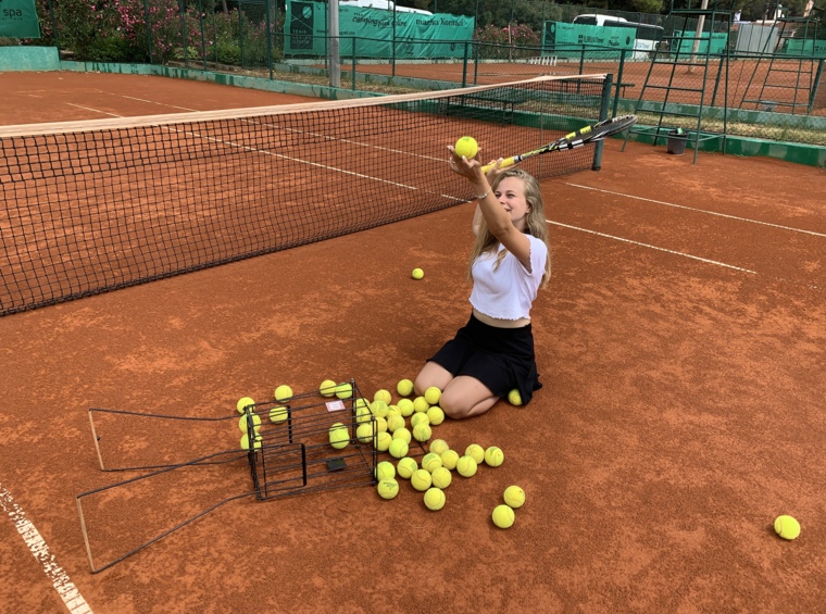 teniški trening na peščenem igrišču