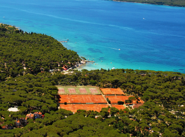 zračni pogled na teniška igrišča ob morju