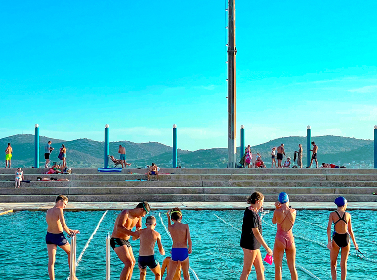 djeca na školi plivanja u vanjskom bazenu