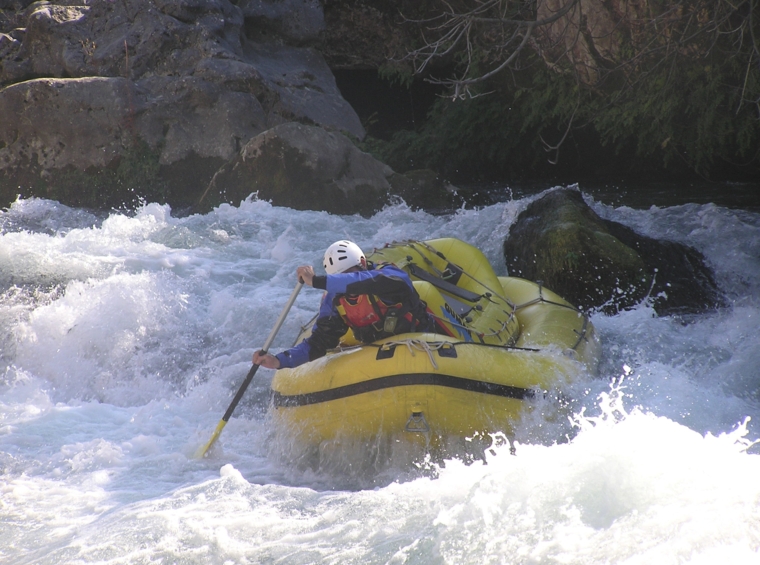 raftingboot in flussschnellen während eines abenteuers