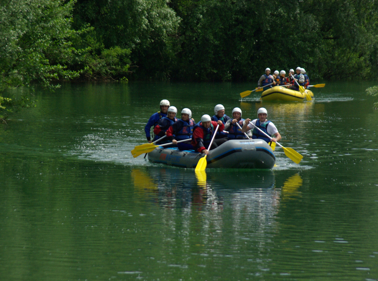 raftingboot auf dem fluss während des abenteuers