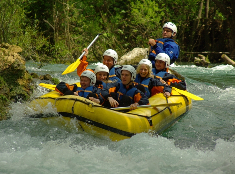 familienrafting auf einem ruhigen flussabschnitt